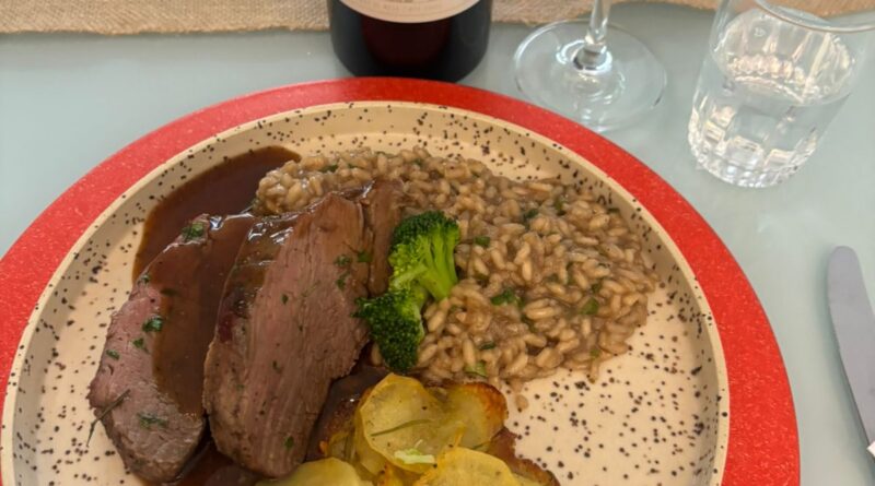 Deliciosa Refeição com vinho CATAFESTA
